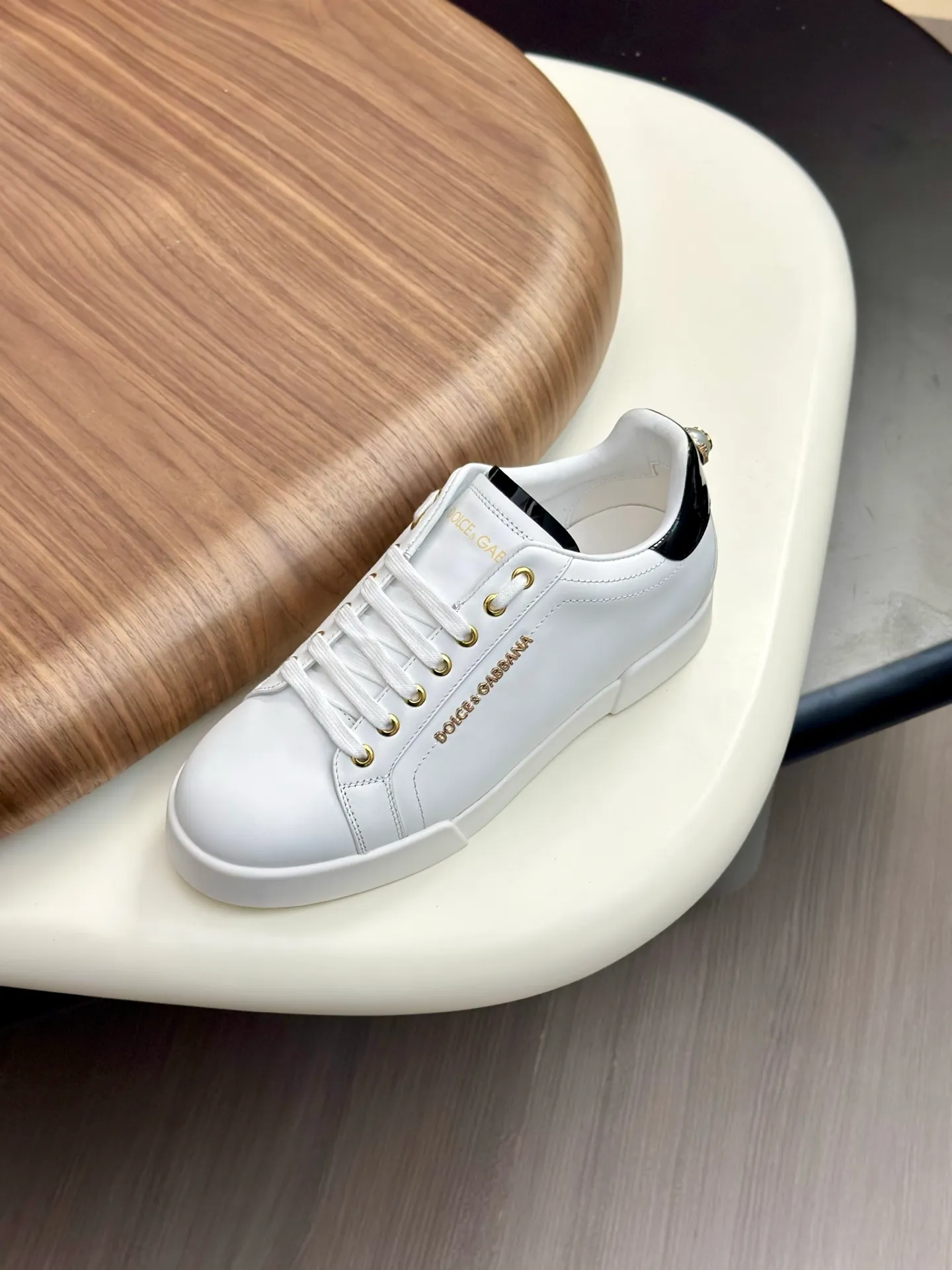 New product 💰800 DG Dolce & Gabbana men's shoes 💰ortofino calfskin sneakers ♞size; 39~44 (customized 38.45.46) Iconic men's shoes 💰ortofino series of sneakers, classic and timeless style, now presented with fashionable details. The calfskin engraved DG logo is a subtle finishing touch. Men's shoes💰ortofino calfskin sneakers: